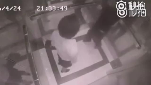Woman beats man up in elevator